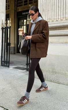 Brown Tennis Shoes Outfit, Elevated Office Outfits, Spain Outfit Winter, Comfy Chic Outfits Winter, Brown Athleisure Outfit, English Outfit Woman, V2k Run Outfit, Chic Leggings Outfit, Hoka Shoes Woman Outfit