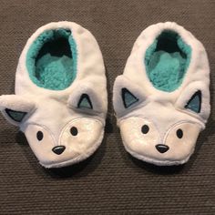 Adorable Like New Fox Slippers With Sparkly Face And Plush, Fluffy Insides Comfortable Synthetic Slippers For Playtime, Cute Winter Slippers With Soft Sole, Cute Round Toe Slippers For Playtime, Cute Flat Slippers With Soft Sole, Playful Winter Slippers With Soft Sole, Soft Round Toe Slippers For Playtime, White Casual Slippers For Playtime, Cute Non-slip Closed Toe Slippers, Fun Round Toe Slippers For Playtime