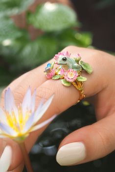 Croaking a happy tune. 🐸 Fairy Rings Jewelry, Cottage Core Jewelry, Forest Vibes, Frog Ring, Hand Jewelry Rings, Clay Cute, Bug Jewelry, Clay Jewelry Ideas, Frog Jewelry