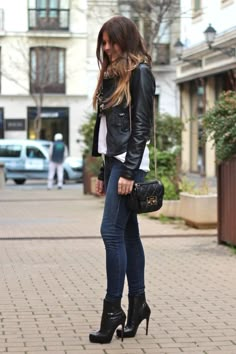 Street style leather jacket, denim and heels Leather Jacket Street Style, Trendy Taste, Afghan Style, Fall Winter Outfits, Fashion Street, Outfits Casuales, Black Jacket, Look Fashion