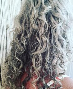 Curly Silver Hair, Curly Gray Hair, Curly Hair Looks, Long Hair Older Women, Long Silver Hair, Grey Hair Over 50, Grey Curly Hair, Grey Hair Transformation, Gorgeous Gray Hair