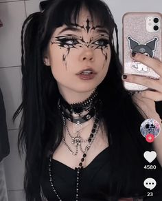 Arcane Makeup, Goth Makeup Looks Eyeliner, Gothic Liner Makeup, Simple Halloween Makeup Ideas, Venom Inspired Makeup, Emo Baddie Makeup, Eyeliner Inspo Goth, Goth Graphic Liner, Eyeliner Designs Creative Goth