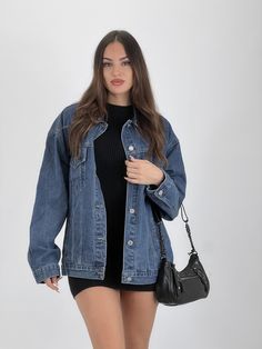 Cazadora denim oversize, con botones y bolsillos. Jean Jacket, Closet, Clothes