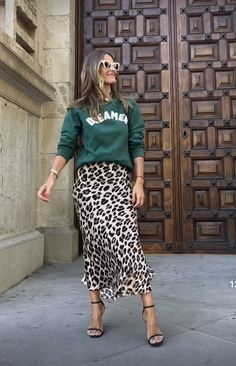 Dress Like An Artist Outfits, Leopard Skirt Street Style, Midaxi Skirt Outfits, Leopard Print Skirt Outfit Fall, Printed Skirts Outfit, Green And Leopard Outfit, Leopard Print Outfits 2024