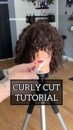 Haircut Styles For Curly Hair Natural, Haircuts Ideas For Curly Hair, Curly Wavy Shag Haircut Medium, Hair Cut For Curly Hair Girl, Diy Short Curly Haircut, Short Curly Haircut Tutorial, How To Give Myself Bangs, Short Diy Haircut, Medium Curly Shag Haircuts