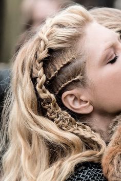 10 changements capillaires originaux à adopter cet été Lagertha Hair, Faux Hawk Hairstyles, Viking Braids, Faux Hawk, Penteado Cabelo Curto, Festival Hair, Cornrow, Halloween Hair