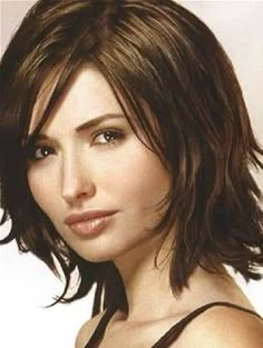 Medium Hairstyles for Women Over 40 with Fine Hair and round face - Bing Images Hairstyles For Women In Their 40s, Medium Hair Styles For Women, Haircut Short, Medium Long Hair, Haircuts For Curly Hair, Shoulder Length Hair Cuts, Medium Hairstyles, Mid Length Hair