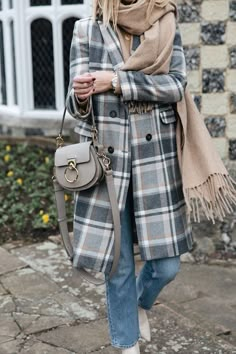 Street Style Jeans, Street Style 2018, Cosy Outfit, Outfit Autumn, Diy Vetement, Chic Fall Outfits, Plaid Coat, Street Style Paris