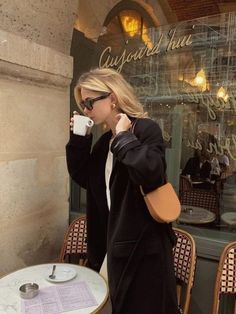 Career Girl Daily, Photographie Indie, Career Girl, Rich Girl Aesthetic, Paris Aesthetic, Devil Wears Prada, Classy Aesthetic, Future Lifestyle, Drinking Coffee