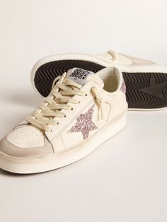 The glorious Nineties wrapped up in a sneaker. The Stardan sneakers pay homage to the basketball icons of that decade, while keeping an eye on the present. This version with a white nappa leather and pearl suede upper features a pink glitter star and heel tab. And white laces add the finishing touch. Pink Golden Goose Sneakers, Pink Golden Goose, Goose Sneakers, Lace Jewelry, Lace Socks, Golden Goose Sneakers, Glitter Stars, Bag Handle, Golden Goose