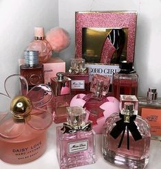 Bandeja Perfume, Brown Short Bob, Koleksi Parfum, Tout Rose, Perfume Organization, Hair Silky, Invisible Lace, Perfume Collection Fragrance