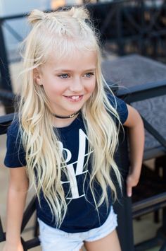 Originale coiffure tresse, deux tresses collées qui finissent avec petits demi-chignons, fille blonde yeux bleus, coiffure pour fillette, coiffure enfant Easy Side Braid, Easy Little Girl Hairstyles, Braided Hairdo, Light Blonde Hair, Cute Braided Hairstyles, Two Braids, Cool Braids, Beautiful Braids, Kids Braided Hairstyles