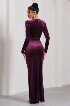 Spice things up this party season in our latest long-sleeved maxi Vin Chaud. Crafted in a premium purple velvet, this floor-sweeper boasts a timeless, sophisticated silhouette made for maximum impact. Featuring a contemporary plunge neckline and twisted knot detail, Vin Chaud is finished with a daring high-leg split. Features - Premium stretch velvet- Wired plunge neckline- Long-sleeved- Shoulder padding - Invisible zip closure - Twisted knot detail - High-leg split- Maxi length Sizing & Fit Model is 5'8" and wears UK size 8 / US size 4 Product Information Designed exclusively by Club L London Partially lined with good stretchPremium velvet in Port (92% Polyester, 8% Elastane)157cm total lengthSKU: CL128789101 Velvet Prom Dress, Leg Split, Black Dress Prom, Black Tie Gala, Split Maxi Dress, Christmas Party Dress, Black Velvet Dress, Plunge Neckline, Invisible Zip