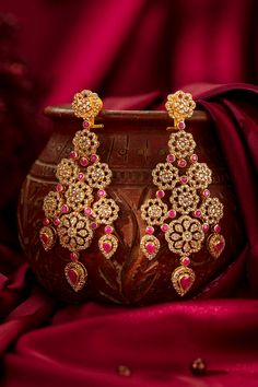 Traditional Indian Gold Jewelry, Traditional Jwellery Photoshoot, Indian Earring Photography, Jewellery Photography Ideas Indian, Indian Earrings Photography Ideas, Indian Jewelry Photography Ideas, Gold Drop Earrings Indian, Bridal Jewelry Photoshoot