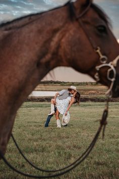 instagram.com/jordynklingphotography Country Family Photography, Cowgirl With Horse, Cowboy Engagement, Horse Wedding Photos, Horse Shoot