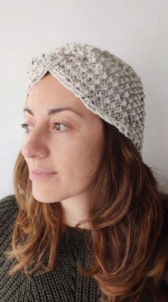 Headband, headband knitted with two needles, ideal for protecting the ears from the cold. Headband Knitted, Turbans, Hair Accessories Headbands, Beauty Book, Art Collection, Spain, Bathing Beauties, Accessory Gift, Hair Accessories