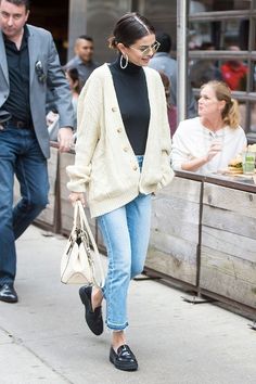 Como usar cardigan longo? 15 looks para se inspirar Celebrity Winter Style, Loafer Outfits, Looks Jeans, Loafers Outfit, Looks Street Style, Cardigan Outfits, Kate Hudson, Celebrity Street Style, Dakota Johnson