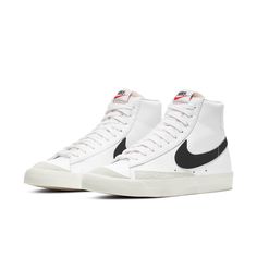 The Nike Blazer Mid 77 VNTG is a nod to the extensive history of the basketball silhouette. It's built with white leather, complemented by an OG black Swoosh on the quarter panel. The tongue takes on a deconstructed build with vintage branding, while hairy suede emerges on the forefoot. An autoclave construction supports the fit underfoot. Shoes Nike Blazer, Blazer Mid 77 Vintage, Black Basketball Shoes, White Basketball Shoes, Dr Shoes, Nike Shoes Girls, Basket Noir, Preppy Shoes, Nike Blazer Mid 77