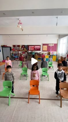 there are many children sitting in green chairs