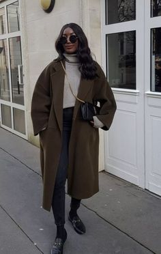 Winter Street Style 2022, Oversized Classic Brown Pea Coat, Chic Oversized Wool Coat For Fall, Oversized Brown Wool Coat For Fall, Chic Brown Long Wool Coat, Brown Oversized Fall Outerwear, Oversized Coat Outfit, Winter Fashion Outfits Casual, Winter Chic