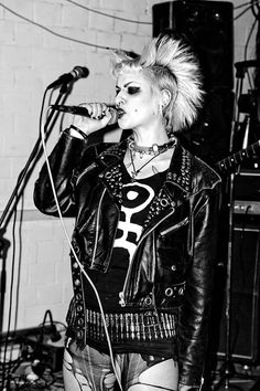 70 Punk Fashion, 1970s Punk Women, Punk Singer Aesthetic, 70s Punk Rock Fashion, 70s Punk Women, 70s Punk Girl, Punk 70s Fashion, 1970s Punk Fashion, 70s Punk Outfits