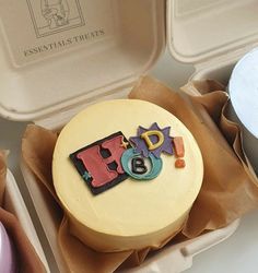 a cake in a box with the letters d and f on it's side