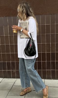 Travel Street Style, Arizona Fall Fashion, Chic Chill Outfits, Casual Cute Brunch Outfits, Mid September Outfits, Sambas Winter Outfit, Jeans Outfit Women Aesthetic, Artsy Chic Outfit, La Street Style 2024