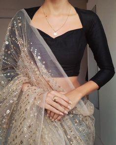 Blouse Sabyasachi, Deep Neck Blouse, Blouse Lehenga, Simple Saree Designs, New Saree Blouse Designs, Latest Model Blouse Designs, Fashionable Saree Blouse Designs, Blouse Designs Indian, Saree Blouse Patterns