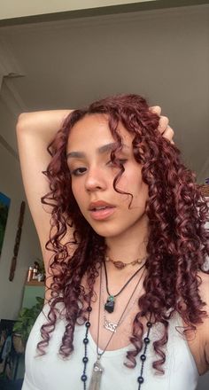 Hair Color In Curly Hair, Cooper Red Curly Hair, Curly Hair Haircolour, Wine Curly Hair Color, Red Hair For Curly Hair, Brown Red Hair Color Curly, Wine Hair Color Curly, Curly Red Hair Highlights, Red Peekaboo Hair Curly