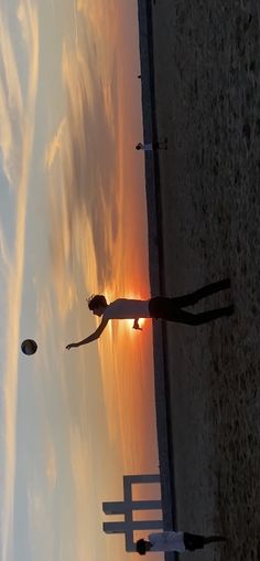 volley-ball sunset boy Men Volleyball Aesthetic, Male Volleyball Aesthetic, Volleyball Boyfriend Aesthetic, Mens Volleyball Aesthetic, Volleyball Boys Aesthetic, Volleyball Guys, Sports Aesthetic Wallpaper, Volleyball Boyfriend