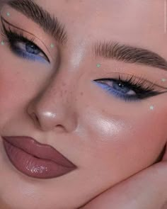 Intense Eyeshadow Looks, Easy Full Face Makeup Looks, Blue And Brown Makeup Looks, Cute Simple Makeup Ideas, Makeup With Pop Of Color, Birthday Makeup Blue, Cool Makeup Looks Creative Easy, Upturned Eye Makeup, Blue Makeup Looks Simple