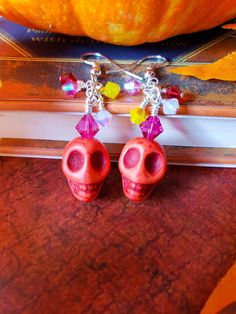 Mettez-vous dans l'ambiance d'Halloween avec ces boucles d'oreilles en forme de tête de mort en sucre du jour des morts. Ils complèteront parfaitement votre collection de bijoux d'Halloween. J'ai utilisé des cristaux Swarvoski pour représenter les couleurs de Dia de los Muertos. Chaque tête de mort étant fabriquée individuellement, la couleur, la taille et/ou la forme du design peuvent varier légèrement. Ces boucles d'oreilles d'Halloween feront également un cadeau effrayant pour une hôtesse ou Halloween Wedding Theme, Sugar Skull Jewelry, Halloween Themed Wedding, Sugar Skull Earrings, Skeleton Earrings, The Day Of The Dead, Day Of The Dead Skull, November 1st, Gothic Earrings