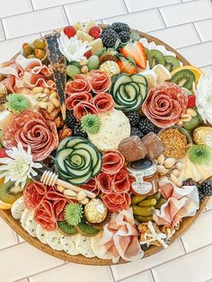 https://www.instagram.com/shy_blonde_italian33/?hl=en Bridal Charcuterie, Fingerfood Party, Amazing Food Decoration, Appetizers Easy Finger Food, Charcuterie Cheese