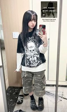 Drainer Girl Outfit, Drain Gang Aesthetic Outfits, Alternative Baggy Outfits, Baggy Gothic Outfits, Emo Outfits Baggy, Baggy Fits Aesthetic, Emo Y2k Outfits Baggy, Drain Gang Clothes, Fits Aesthetic