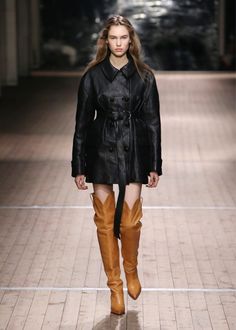 Fall 2018 trend: The american west seen at Isabel Marant Fall 2018 Nat Love, Isabel Marant Winter, Texan Boots, Trend Coat, Cider Mill, Colored Shoes, Designer Shopping, Thigh Boots, Womens Fashion Inspiration