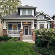 a house that is sitting in the grass