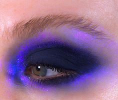 Makeup Looks With Blue Mascara, Fun Makeup For Brown Eyes, Purple Creative Makeup, Oil Slick Makeup, Aurora Borealis Makeup, Swirly Makeup, Purple And Blue Eyeshadow Looks, Blue Creative Makeup, Multichrome Eyeshadow Looks