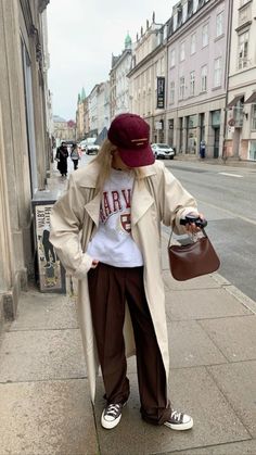 Chic Sweatshirt Outfit, Style A Sweatshirt, Cozy Rainy Day Outfit, Trenchcoat Style, Sweatshirt Outfits, Chic Sweatshirt, Trench Coat Outfit, Easy Chic, Elegante Casual