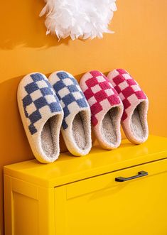 This Soft Plush Checker Slipper is a cozy foot-warmer that'll have you checkin' out your options! Its soft and plush material adds a layer of warmth and comfort, making these checker slippers the dopest way to chillax. Get yours now and slip into the ultimate loungewear! S : 37 - 38 (US 5.5-6.5) M : 39 - 40 (US 6.5-7.5) L : 41-42 (US 7.5-8.5) XL : 43-44 (US 8.5-9.5) Fur Sliders, Blue Checkered, Casual Slippers, The Cloud, Ethical Fashion, Dog Walking, Soft Plush, Cold Weather, Lounge Wear