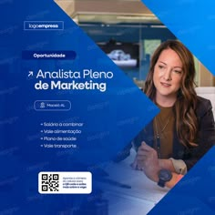 a woman sitting at a desk in front of a computer screen with the words analista pleno de marketing on it