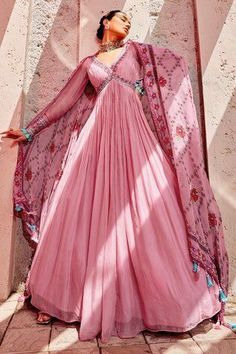 Full Gher Anarkali Dress, Anarkali Look For Wedding, Anarkali Dress Pattern Long Sleeve, New Anarkali Design, Lilac Anarkali, Simple Anarkali Suits, Gathered Anarkali, Long Anarkali Dress, Simple Anarkali