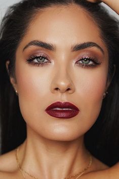 90s Makeup: The Past Trends 2020 is Willing to Revive | Glaminati.com Retro Makeup Looks 90s, Makeup Looks 90s, Make Up Rosa, Berry Eyeshadow, 90's Makeup, Looks 90s