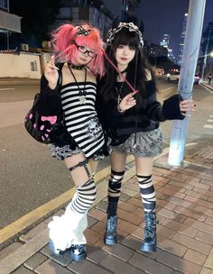 Harajuku Fashion Goth, Hair Color Ideas Asian, Yami Kawaii Outfit, Y2k Moodboard, J Fashion Harajuku, Dark Harajuku, Vintage Japanese Fashion, Boosting Confidence, Arte Punk