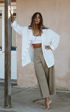 women fashion in australia Smart Casual Beach Outfit, Meditterean Outfits, White Flowy Outfit Aesthetic, Philippines Style Outfits, Summer Loose Outfits, Linen Clothes Outfits, California Aesthetic Outfit Spring, Flowy Linen Outfit, Casual Outfits For Photoshoot