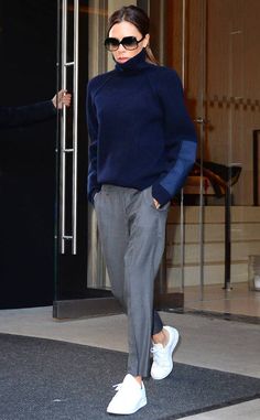 Casual Chique Stijl, Victoria Beckham Style, Mode Casual, Looks Black, Mode Inspo, Grey Pants