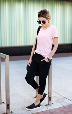 Hello Fashion: A Basic Tee 4 Ways from Flats to Heels September Outfits, Hello Fashion, Pants Outfits, Outfits Spring, Outfits Casual, Look Casual