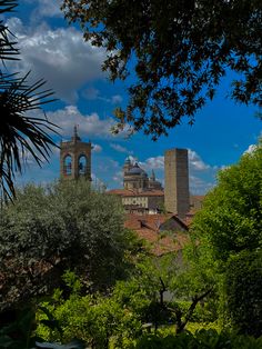 an old building is seen through the trees