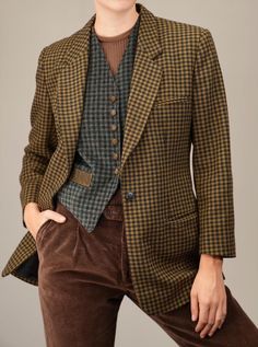 This vintage Stefanel blazer, made in Italy, combines classic tailoring with a rich houndstooth pattern. Crafted from a high-quality blend of 80% wool and 20% nylon, it offers warmth and durability while maintaining a lightweight feel. Stefanel, a renowned Italian brand, has been known for timeless and versatile designs since the 1950s.  In excellent vintage condition, this blazer is a great layering piece for colder months.  Size M (EU 38, IT 42, UK 10). I am 175 cm (5.9 ft) tall, and it provid Houndstooth Blazer Outfit, Wool Suits, 1980s Women, Houndstooth Blazer, Houndstooth Pattern, Vintage Plaid, Womens Blazers, Blazer Outfits, Wool Suit