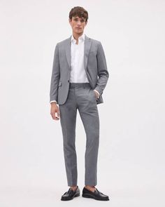 Conçu à partir d'un tissu légèrement extensible gris, ce pantalon Essentiel à la coupe étroite est tout ce qu'il vous faut pour un look impeccable au bureau ou lors d'une occasion spéciale. Portez-le avec son veston assorti afin de composer un complet 2-pièces classique et indémodable. - Repose sous la taille - Légèrement extensible - Longueur 32'' - Plis pressés - Passants pour ceinture - Poches de biais - Poches au dos Gray Suits For Men, Grey Pants Men, Grey Suit Men, Grey Office, Dress Pant Suit, Brogues Men, Grey Suit, Suit Pant, Clothing Men