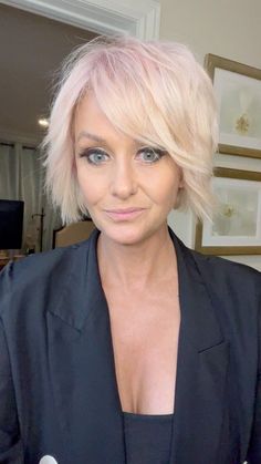 Sharon Overton Hair, Sharon Overton, Cortes Aesthetic, Hair Color Ideas For Brunettes Short, Bombshell Blonde, Short Hairstyles Over 50, Short Shag Hairstyles, Beautiful Gray Hair, Short Sassy Hair